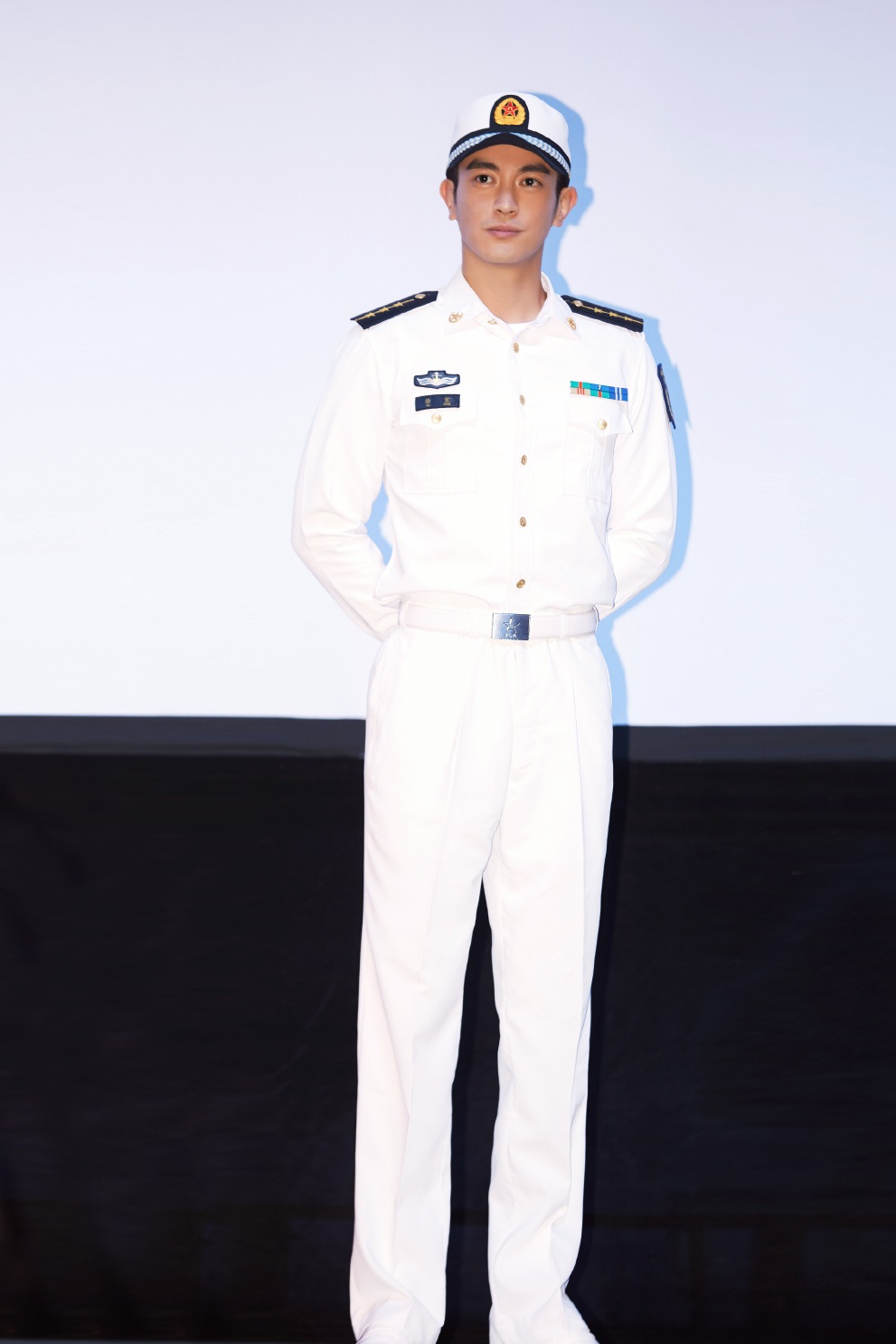 在《红海行动》中完美诠释了一位海军军人形象地杜江,穿起军装来真的