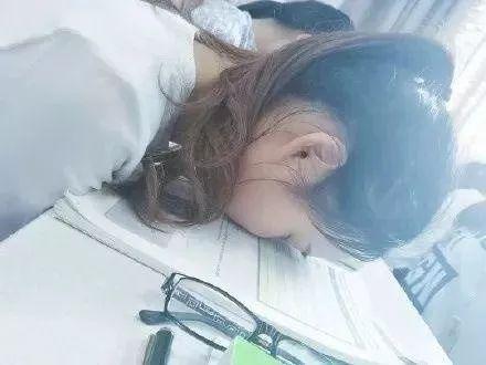 女同学上课睡觉被偷拍,同桌脑补她睡觉的正脸画面
