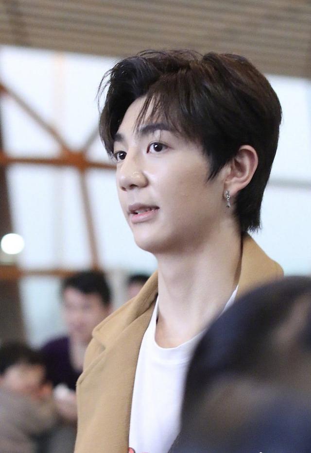 张丹峰,洪欣之子张镐濂近期无修图曝光,五官奇怪,被嘲:丑哭!