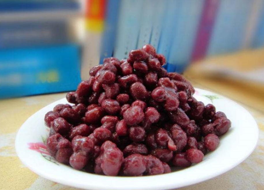 在煮红豆时为啥不"开花",只因放错了水,大多数人不清楚