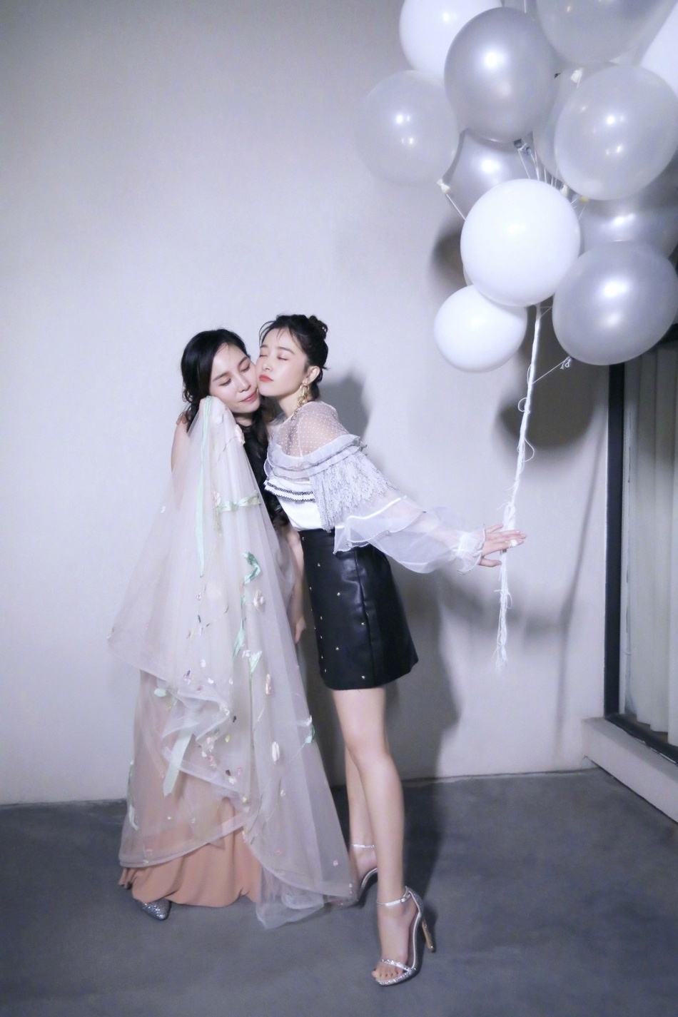 阚清子与闺蜜亲密贴面合影 肌肤娇嫩颜值高