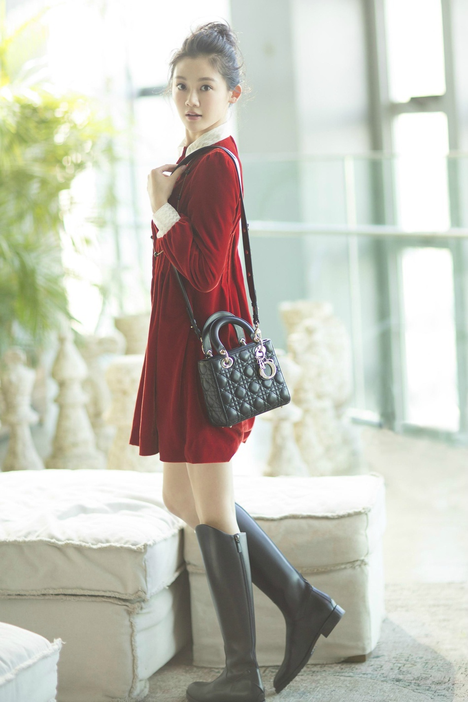 电影《芳华》女主角苗苗的一组时尚街拍,无论是素雅纯洁的长裙