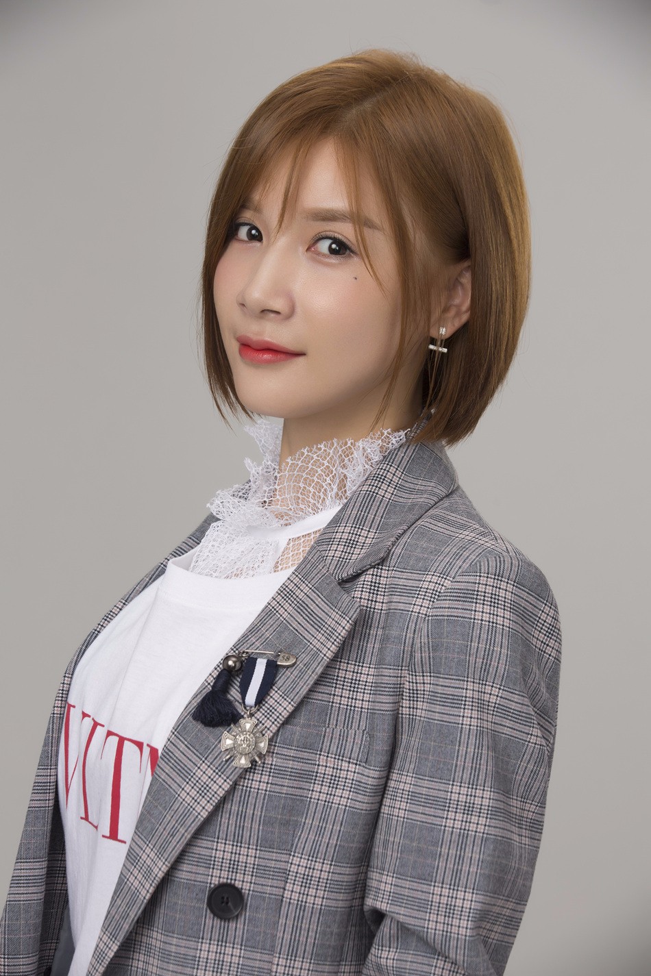 徐立青春系写真曝光 低眉浅笑元气满满