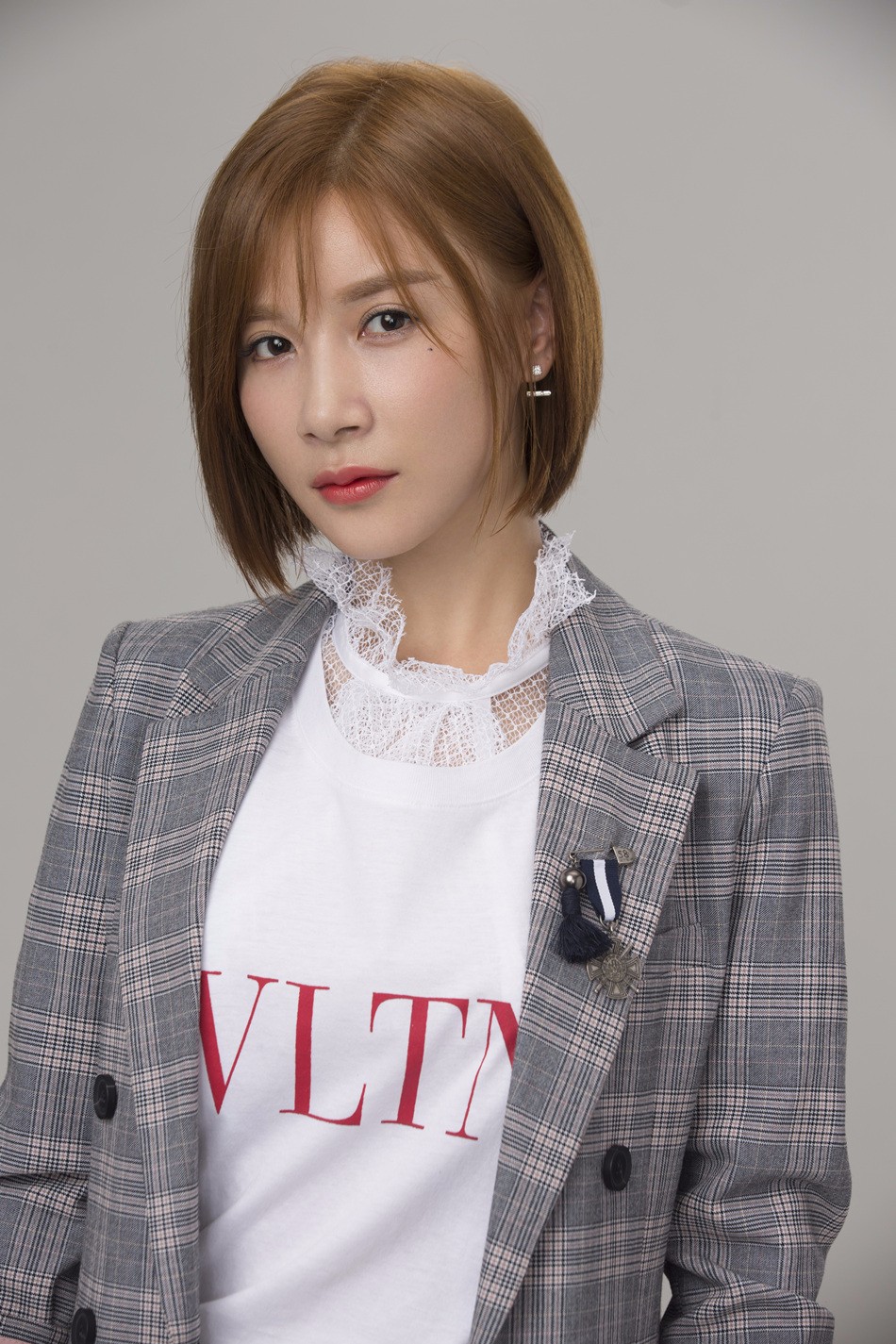 徐立青春系写真曝光 低眉浅笑元气满满