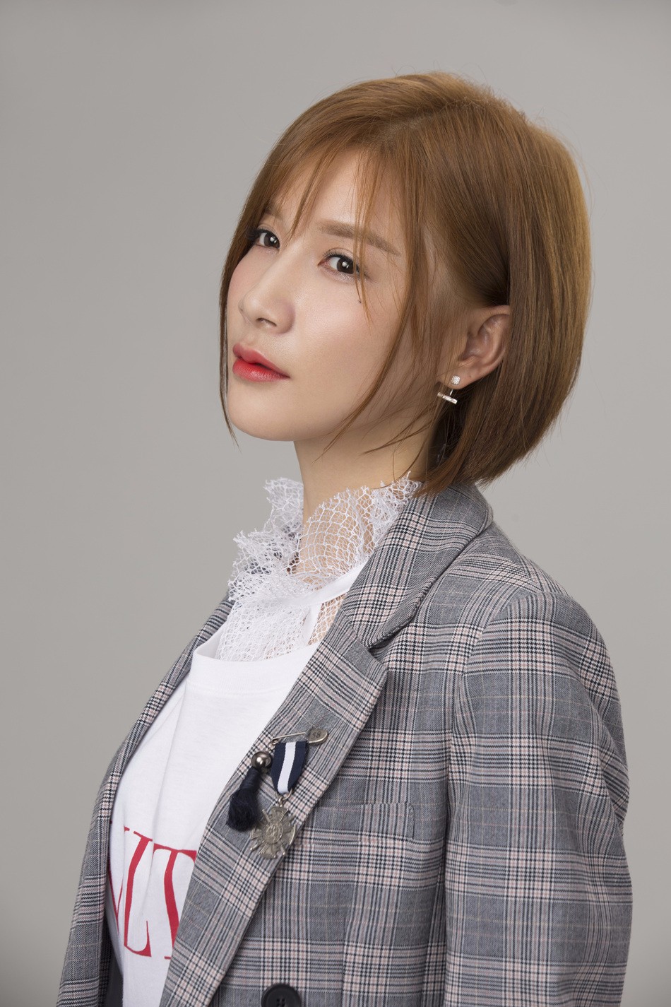 徐立青春系写真曝光 低眉浅笑元气满满