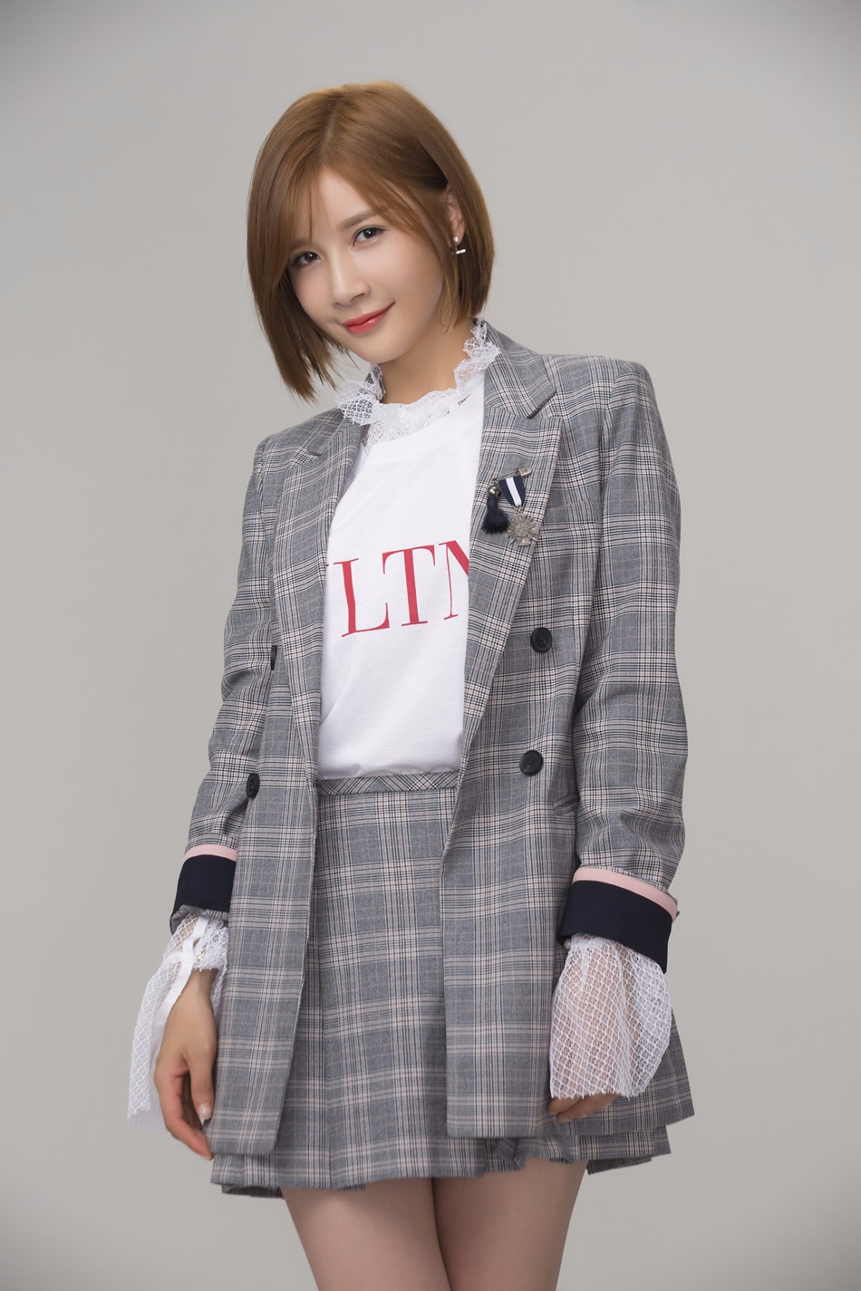 徐立青春系写真曝光 低眉浅笑元气满满