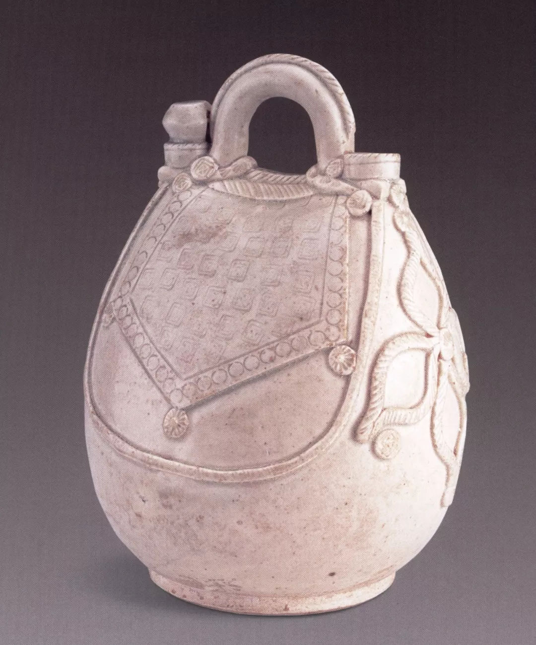 出土唐代白瓷皮囊壶赏析