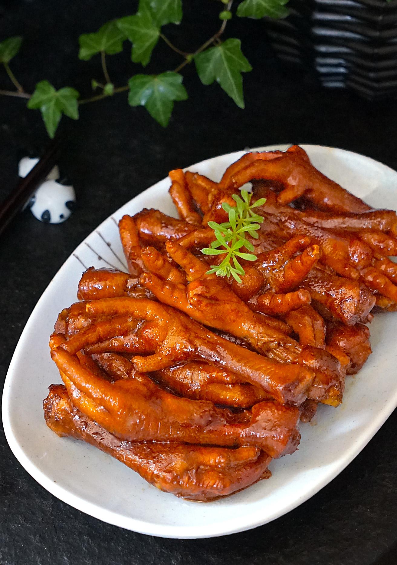 自己学做鸡爪,还要感谢一个人,有一次吃了婆婆做的红烧鸡爪以后,好吃