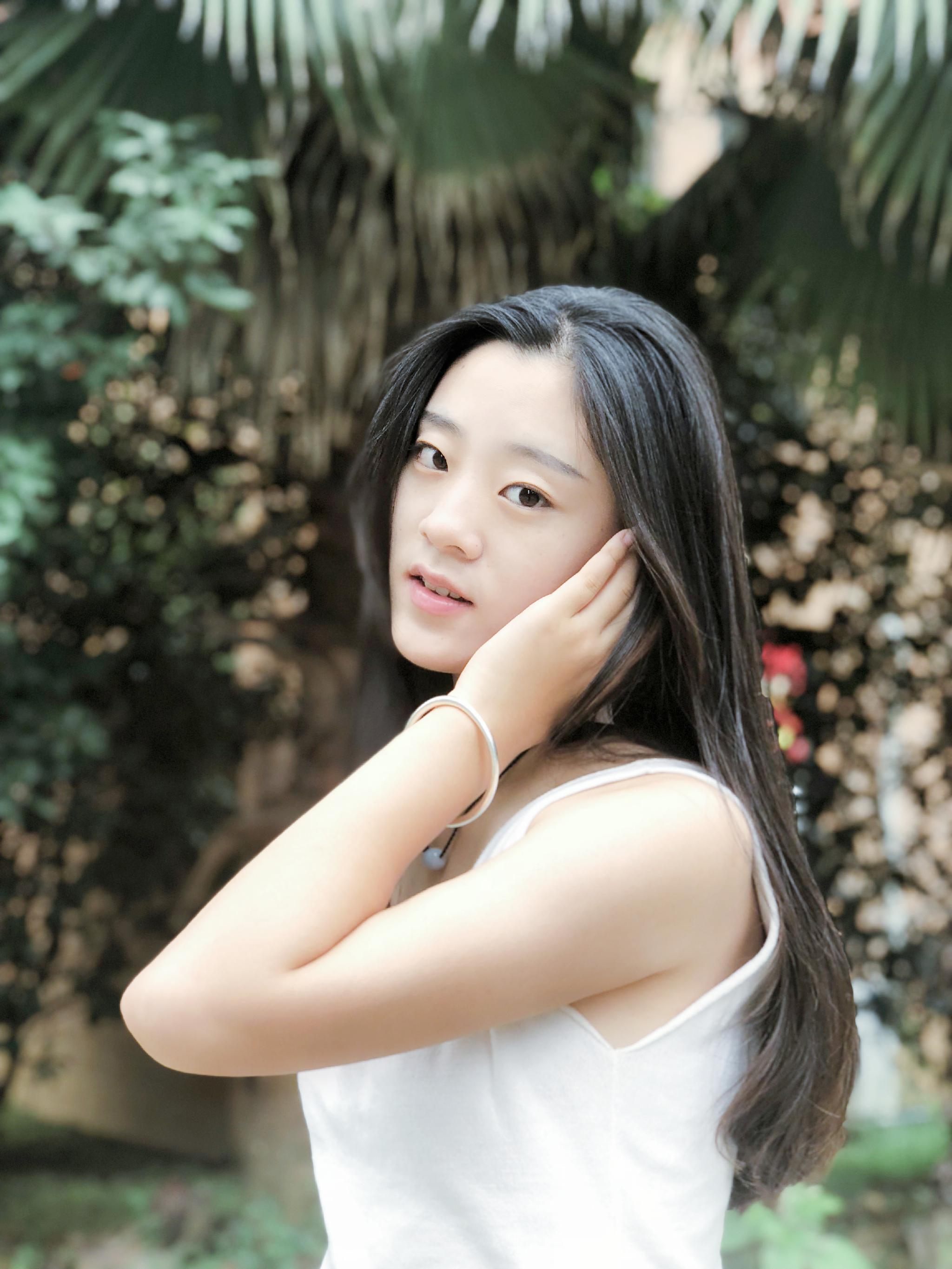 齐梓晴成都理工大学表演系身高168体重100