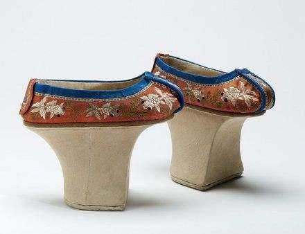 高底旗鞋清道光红色缎绣花卉高底鞋(藏于故宫博物院)高17cm高底,指的