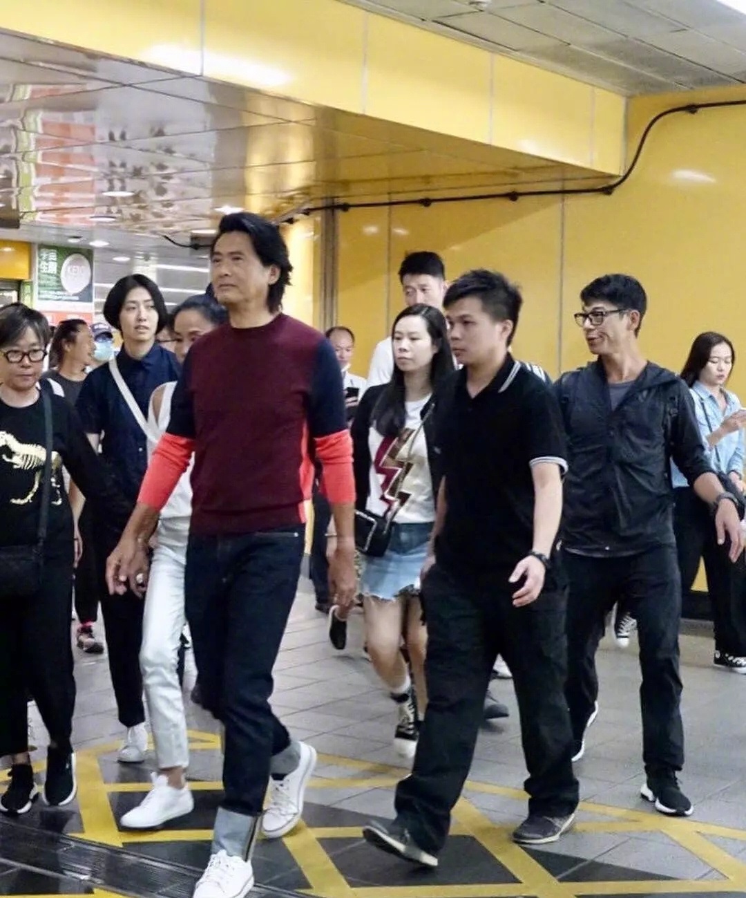 发哥的腿怎么辣么长啊