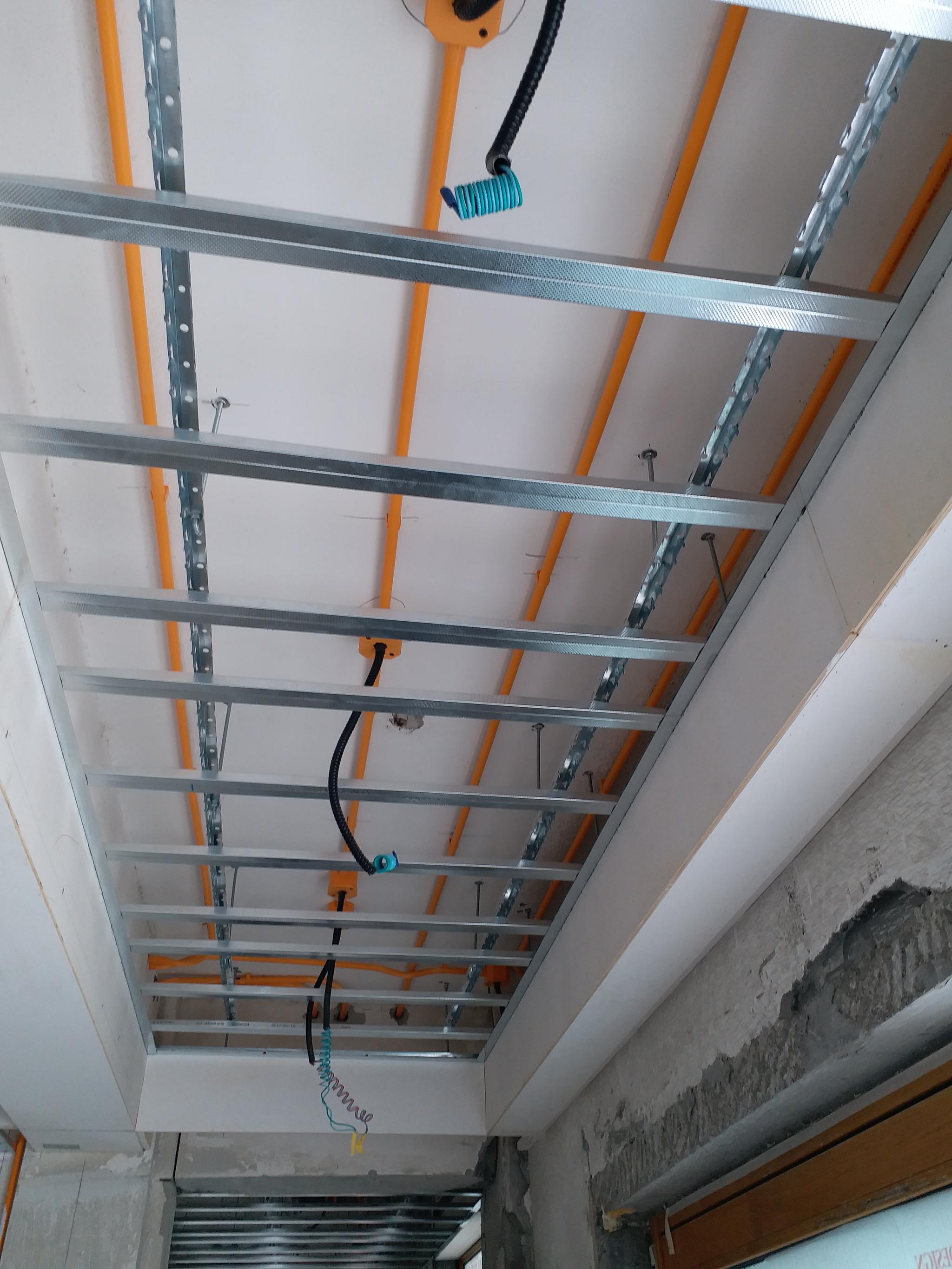 品信监理公司所监理的别墅工地,天棚装饰基础工程施工中.