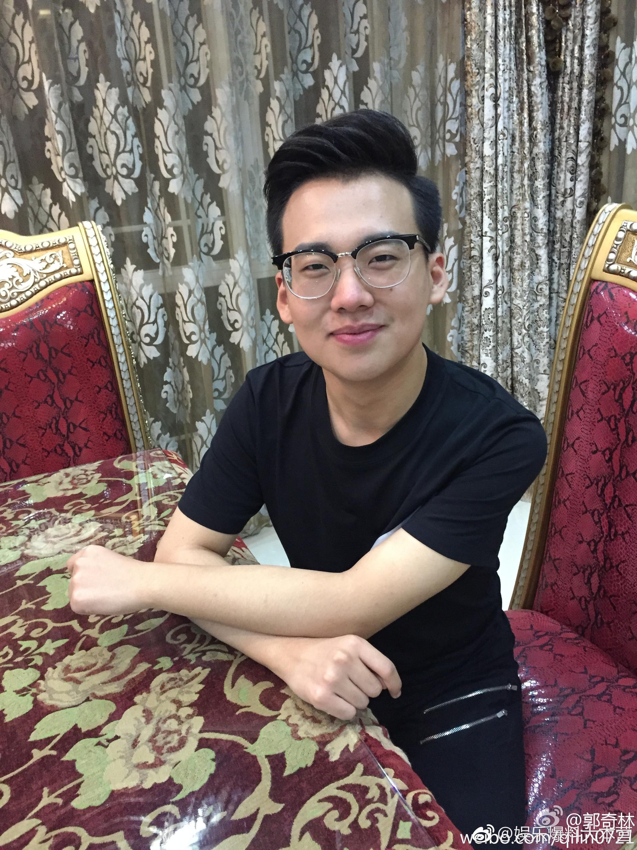 哇郭德纲的儿子郭麒麟这是逆生长了吗后四张是以前