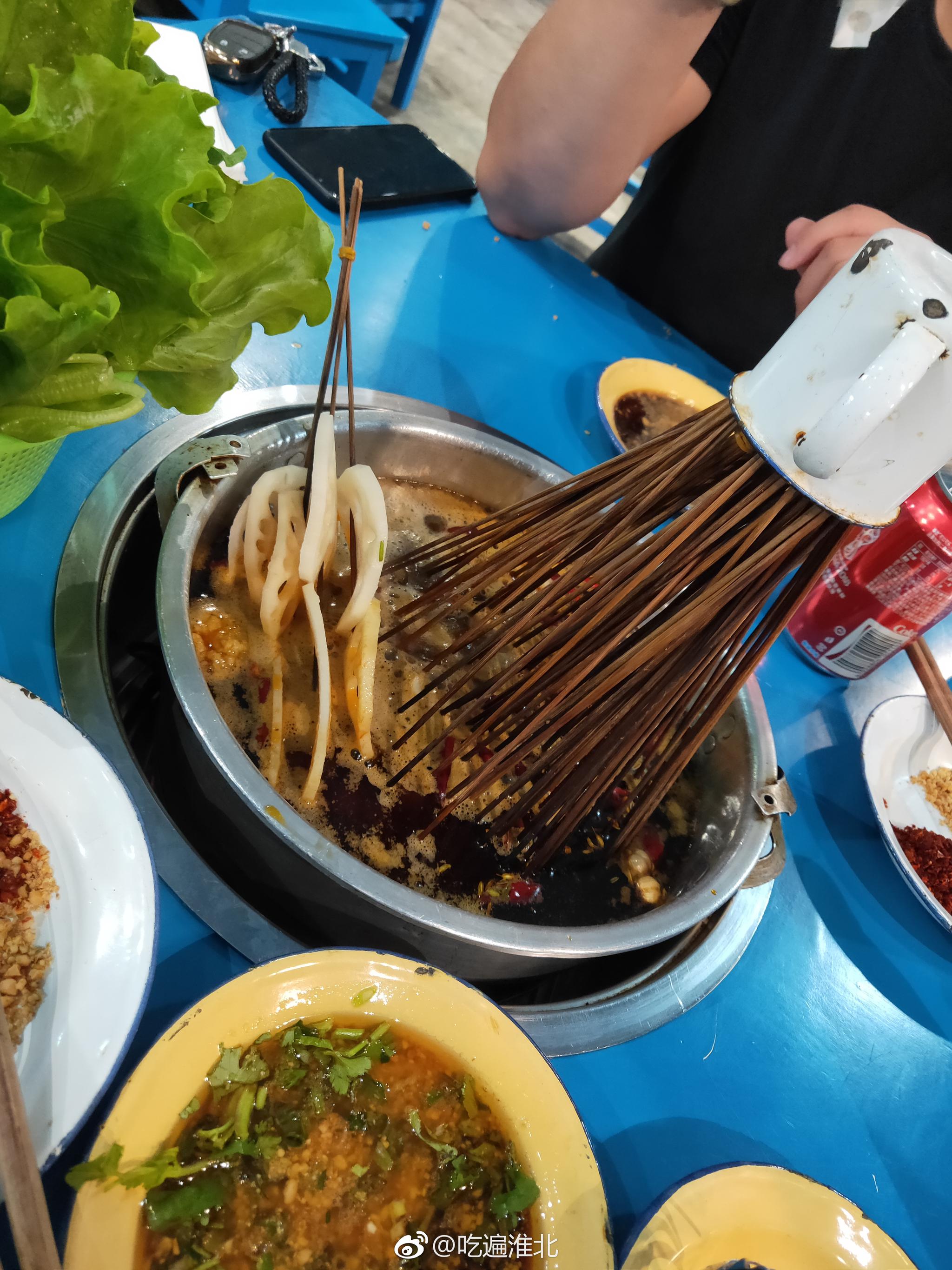 每到周末,就想吃串串,火锅,选来选去,还是马路边这家店