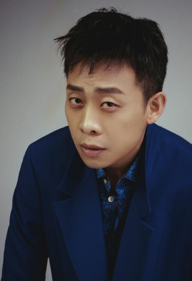 但是与其他男演员的耍帅写真不同,张译走起了搞笑路线.