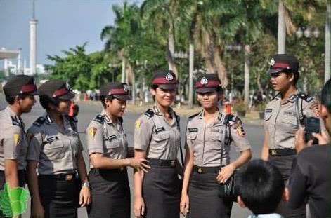 印尼女兵入伍检查,最后一项太尴尬了,女兵纷纷