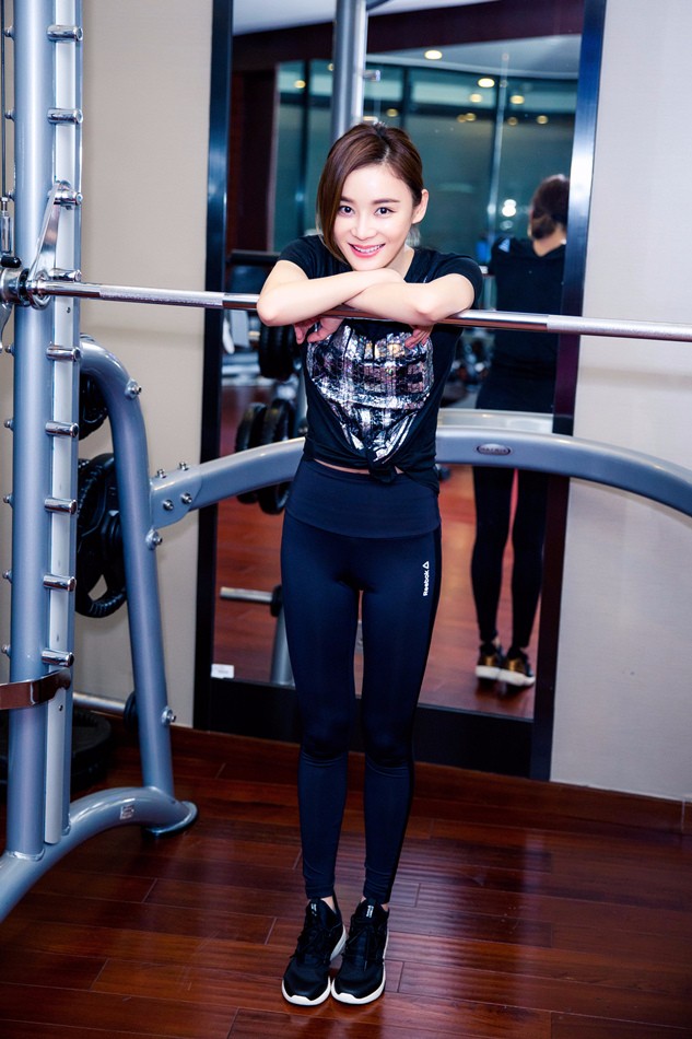 〈姗姗〉马甲线女王袁姗姗秀健身照≤马甲≥,大长腿逆天