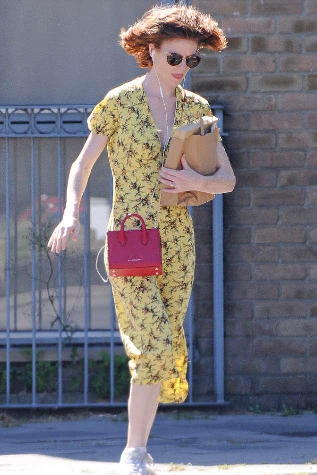 萝斯莱斯利roseleslie穿着黄色夏装在伦敦重新开始正常生活