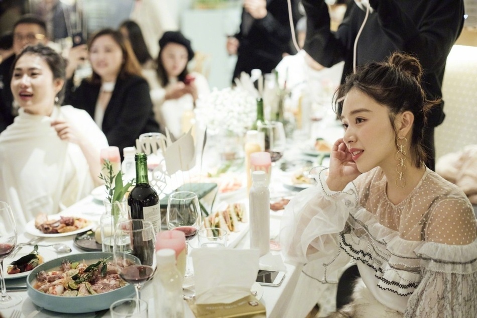 阚清子与闺蜜亲密贴面合影 肌肤娇嫩颜值高