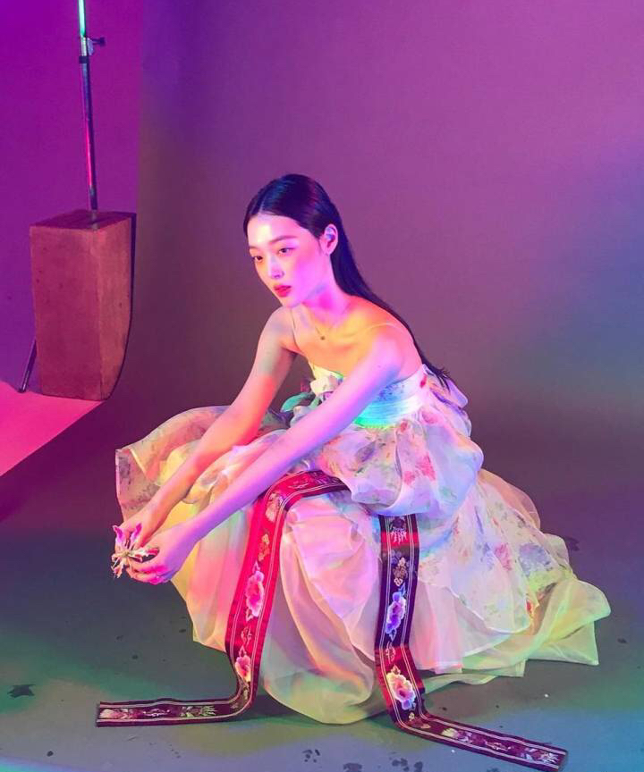 崔雪莉今日拍摄杂志身着改良韩服