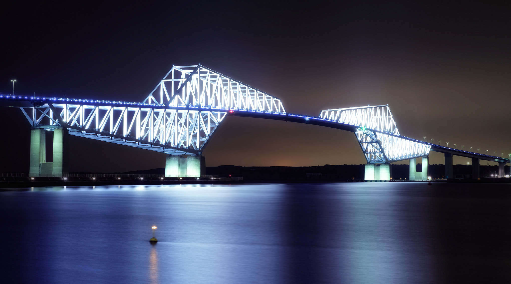 东京湾临海大桥就是一座造型奇葩的大桥,它还有一个传播度更为广泛的