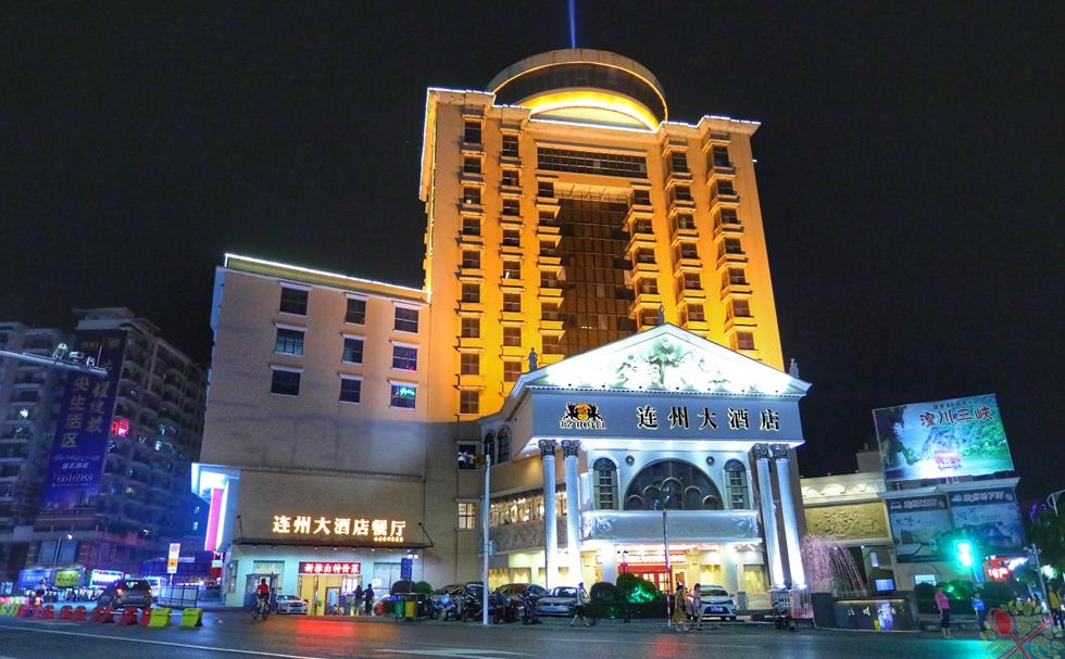 连州美女摘的水晶梨太好吃了,地下暗河坐船游亿年溶洞|暗河|溶洞|水晶