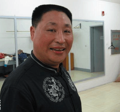 的徒弟,肯定不是他们两个,赵本山最心疼的徒弟则是他的大徒弟李正春