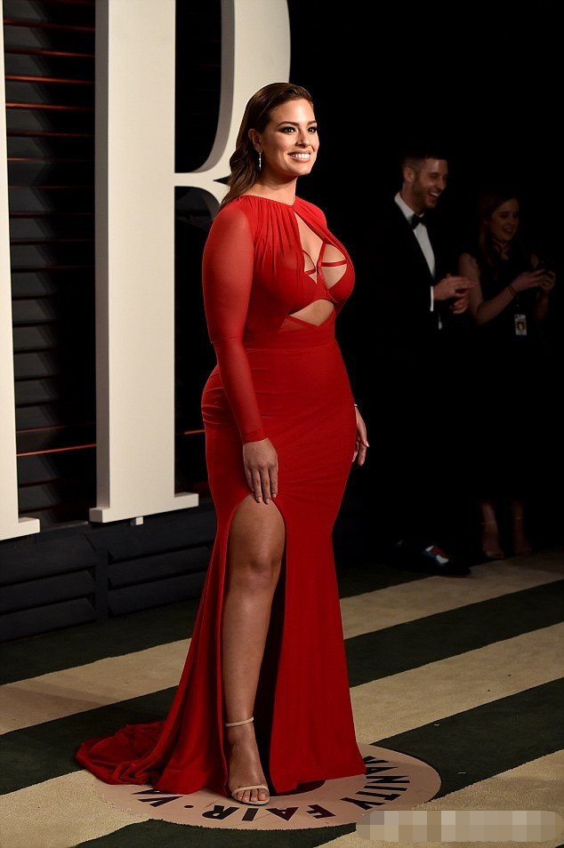 大码模特ashleygraham穿红色礼服体格壮得像头牛