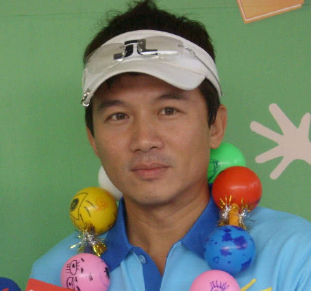 屈中恒一起主持三立都会台综艺谈话性节目《国光帮帮忙》的孙鹏,2007