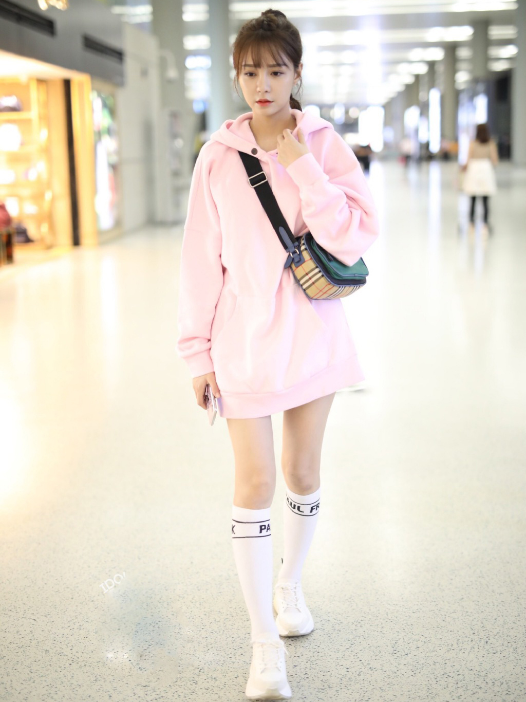 沈梦辰与鞠婧祎差13cm,同穿卫衣配长筒袜,腿长腿细一目了然!