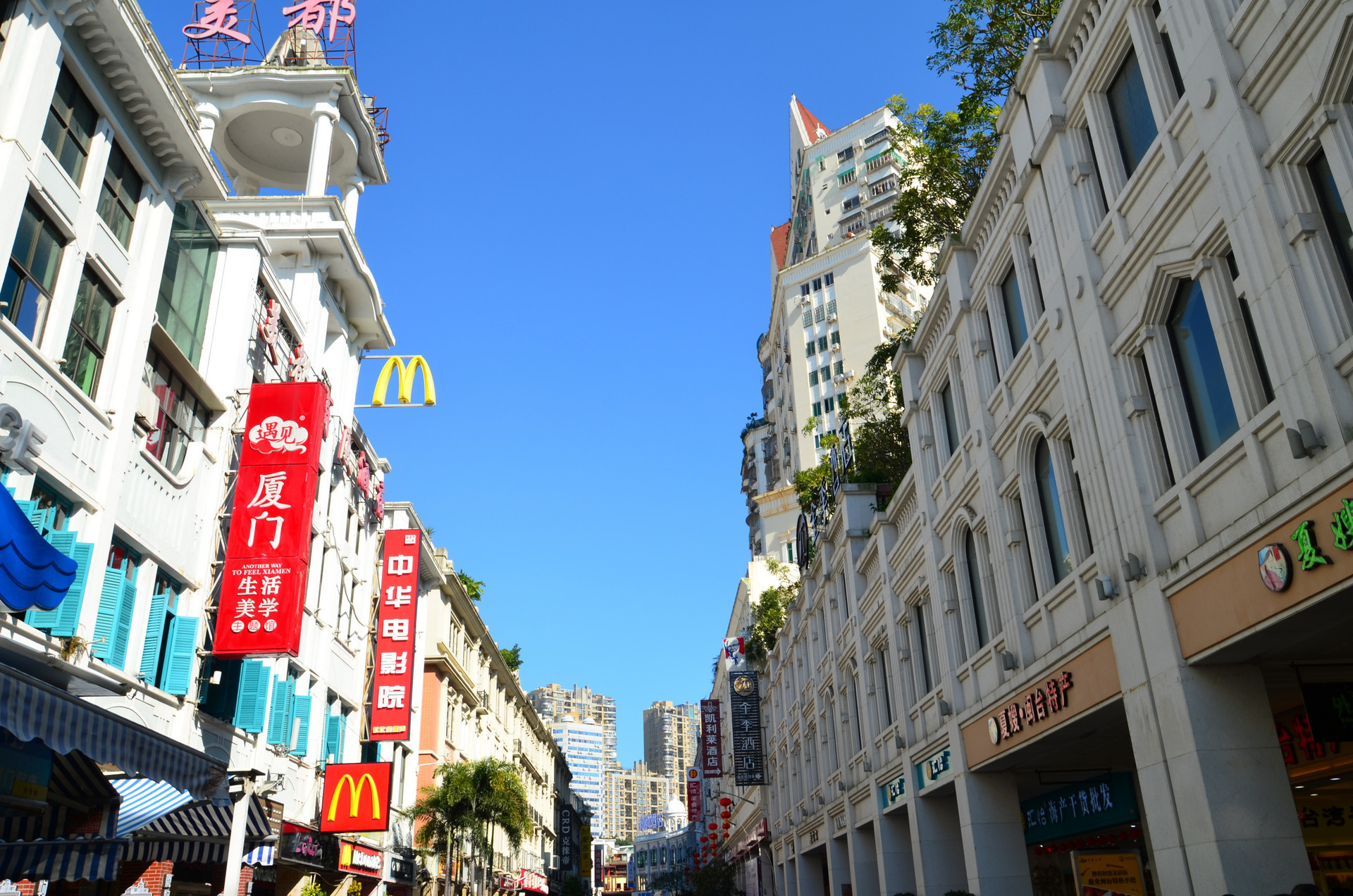 在厦门岛最南端与鼓浪屿相对的是中山路步行街,这可是厦门最具知名度