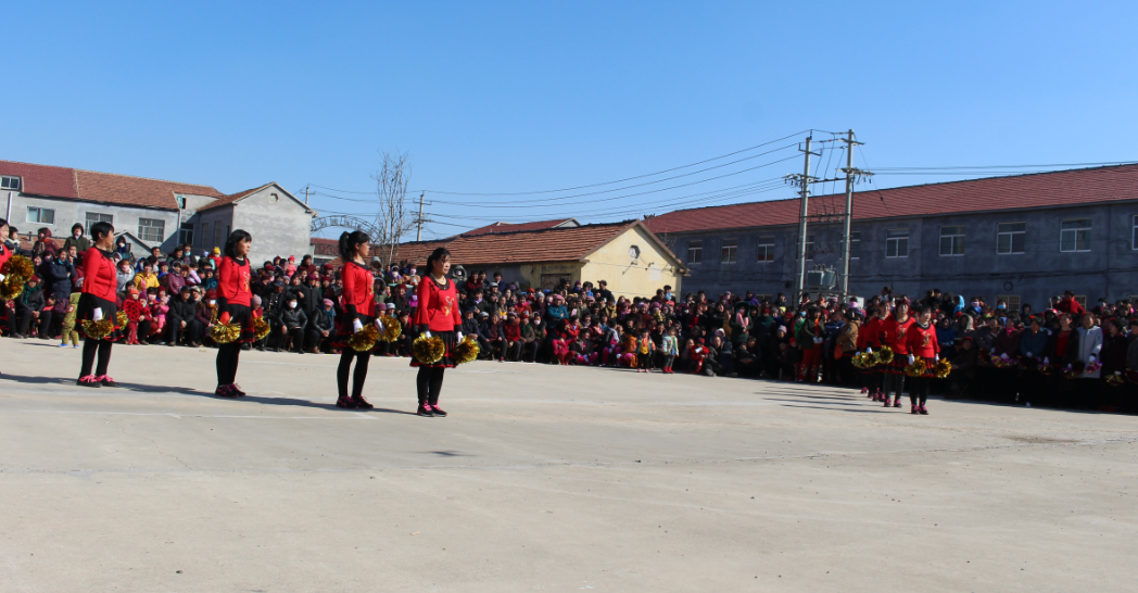 农村大妈跳起广场舞来,那叫一个美啊!_新浪看点