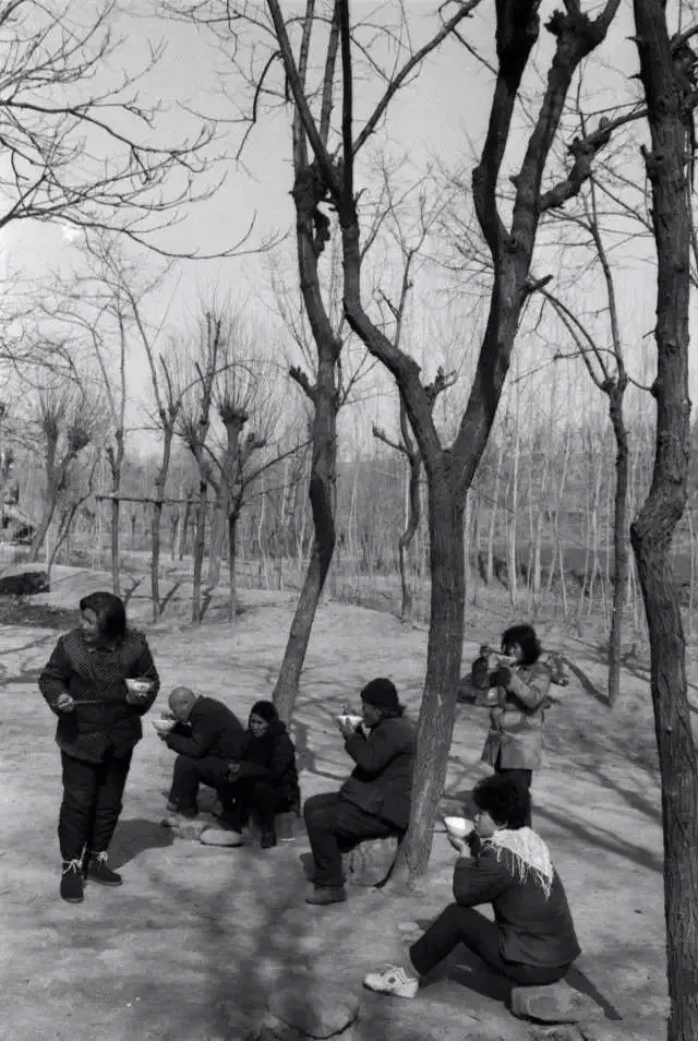 30年前农村吃饭老照片瞬间刷爆网络