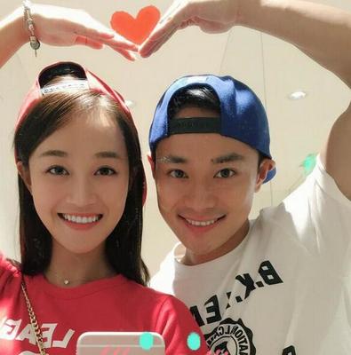 曹骏大秀肌肉,与蓝盈盈甜蜜相恋两年,网友:这就是最好的爱情!