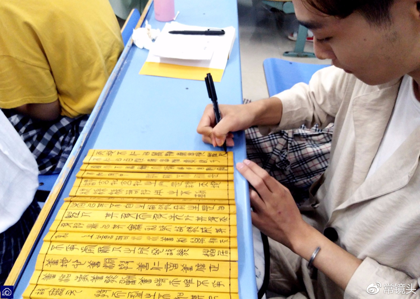 大学生用篆书在竹简上完成作业结果200公斤竹简堆满讲桌