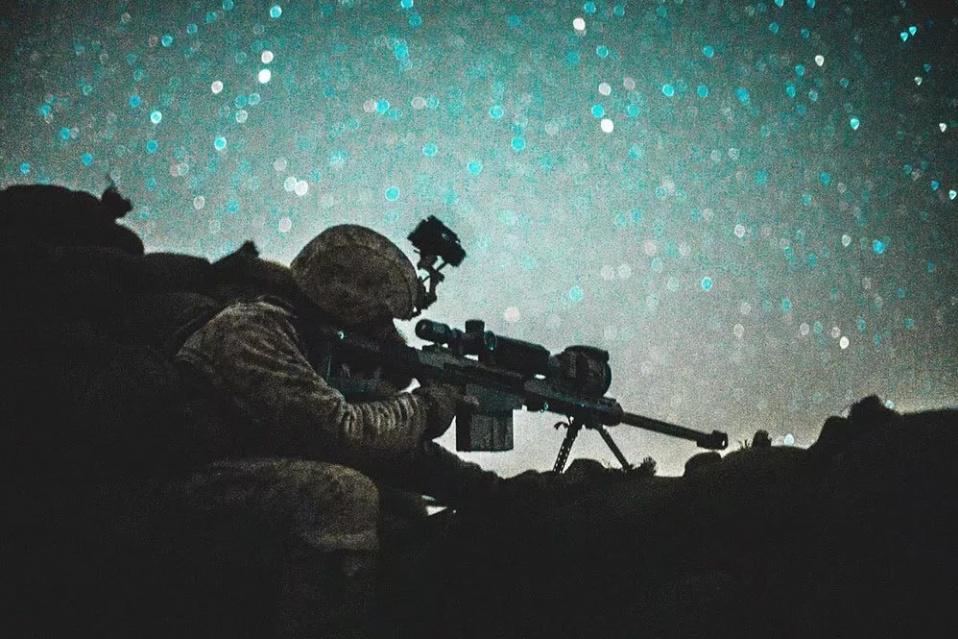夜视仪惊艳效果:阿富汗星空下的美陆战队狙击手