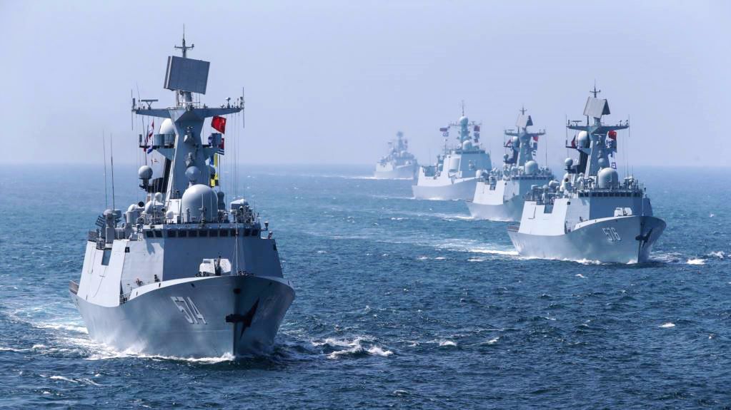美航母刚来,又一国军舰驶入南海,遭16艘中国战舰强势围观