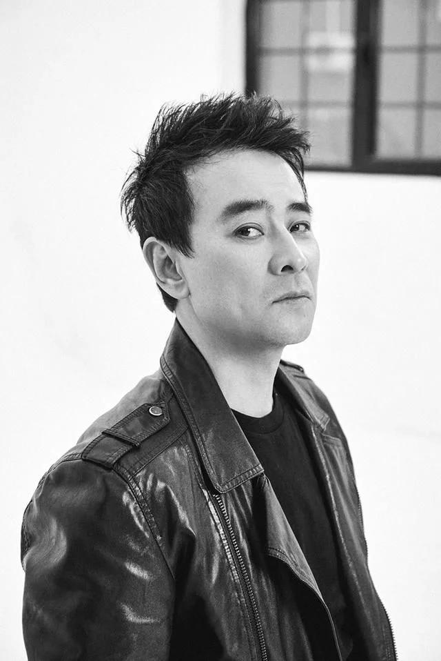 出道被琼瑶力捧没红,当爷爷的年纪当了爹,如今大器晚成婚姻幸福