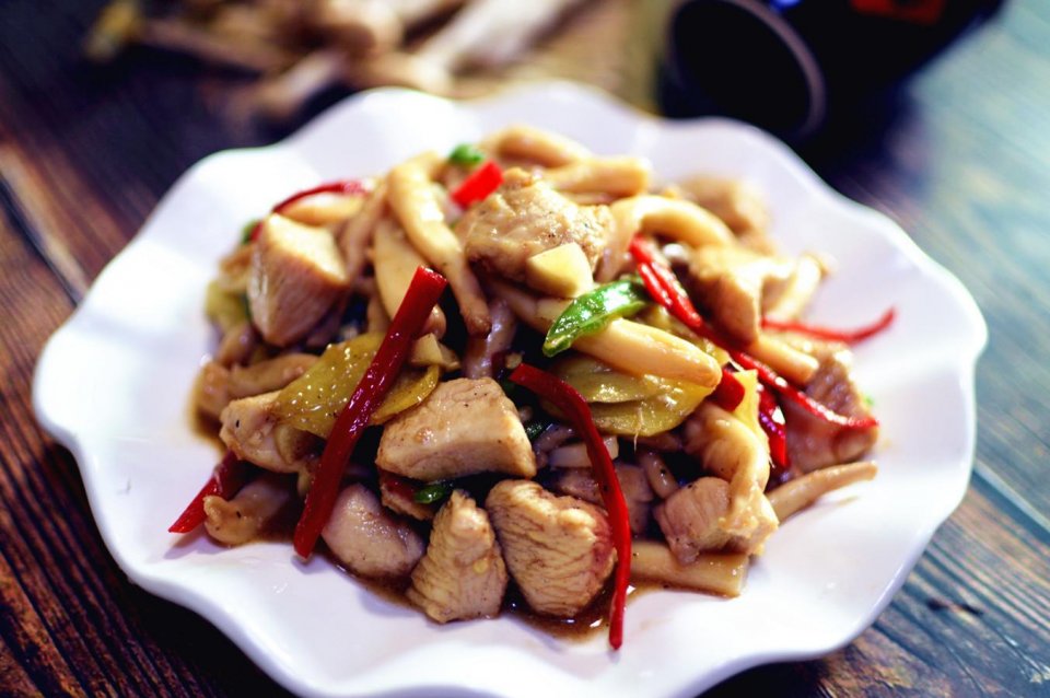 鲜香味美的白玉菇烩鸡胸肉就做好啦,还没出锅就香气扑鼻,馋的直流口水