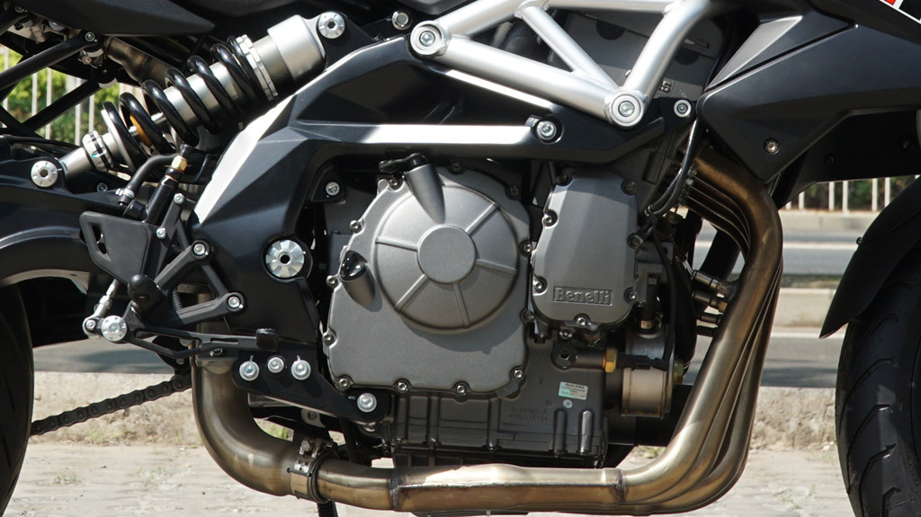 春风新款650nk的并列双缸发动机,在7000rpm时输出62 n·m的最大扭矩