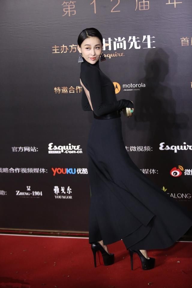 贾青满背部赘肉,还敢穿露背裙!网友:这鞋跟至少20厘米!