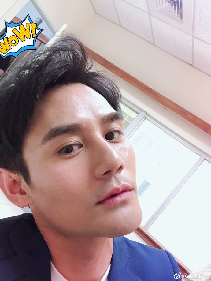 王凯发文晒自拍,高清图下的他长这样,网友:确认过眼神是对的人
