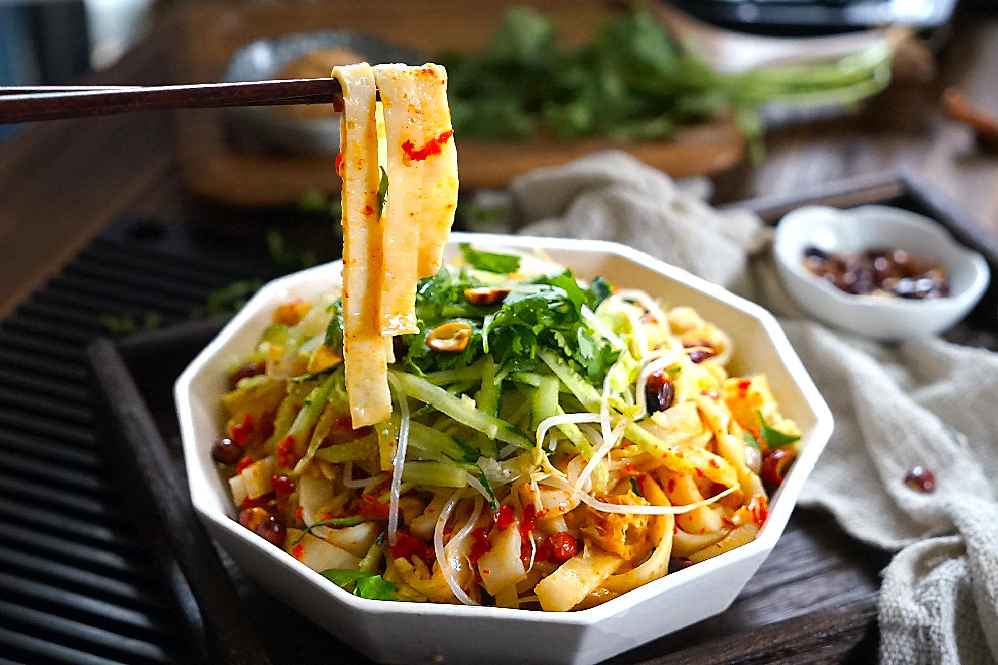 学会这招韧劲十足的凉拌面皮在家就能做这才是夏天的味道