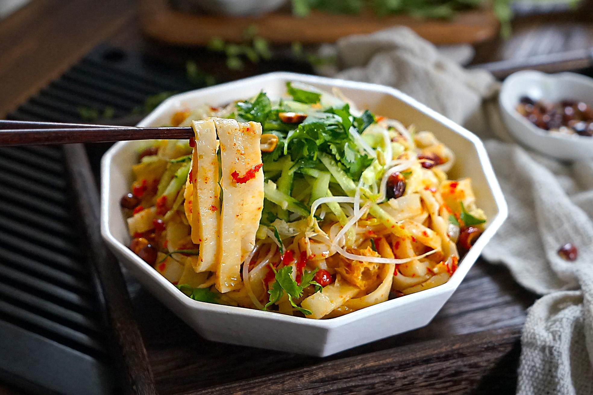 学会这招韧劲十足的凉拌面皮在家就能做这才是夏天的味道