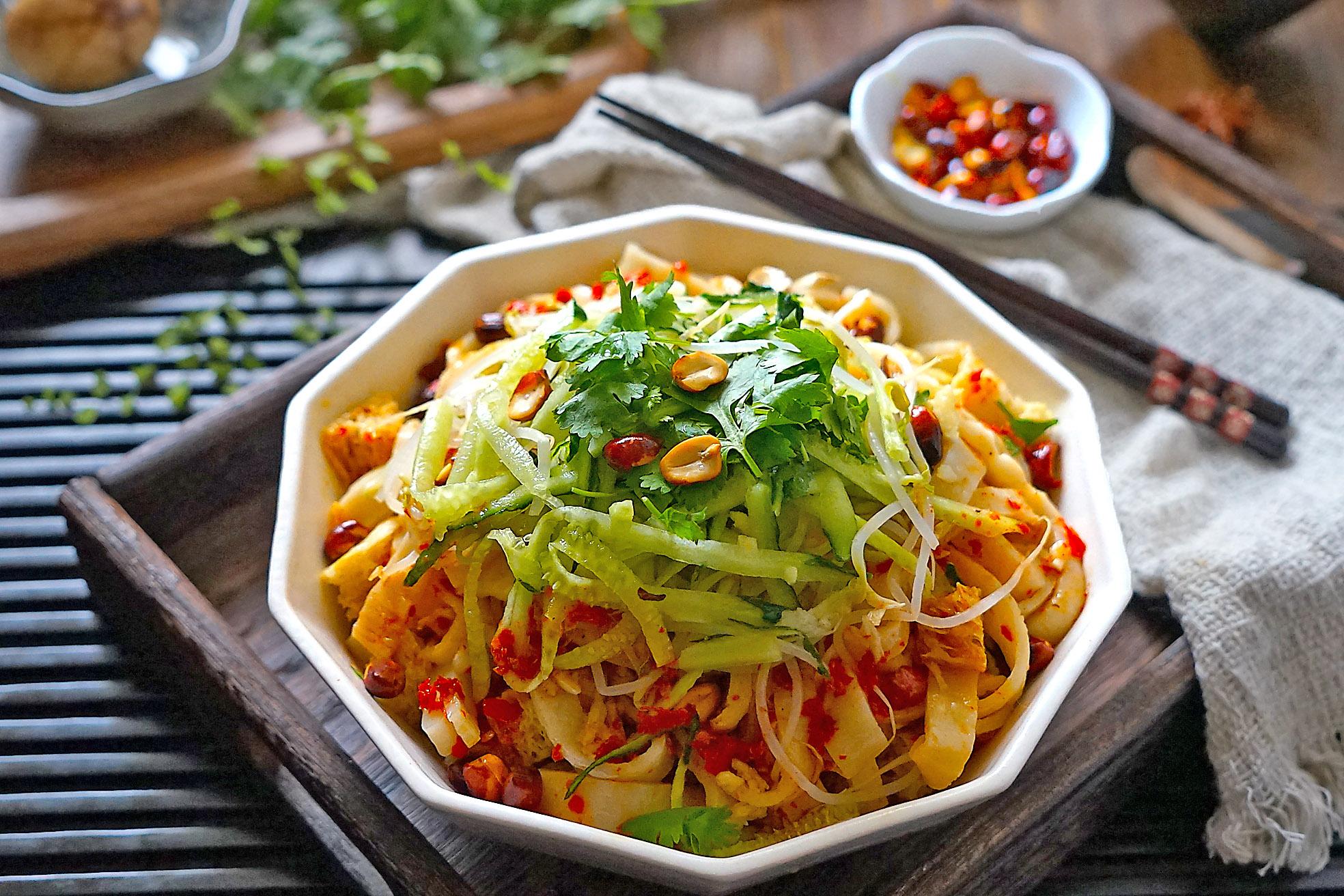 学会这招韧劲十足的凉拌面皮在家就能做这才是夏天的味道