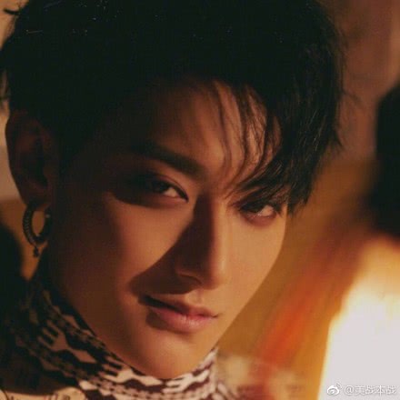 男明星们经典的邪魅一笑:蔡徐坤的最魅惑,木村拓哉的最性感