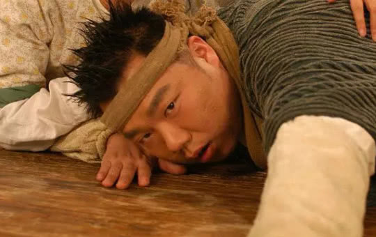 并且李大嘴的后背上还有他母亲亲手给他刺的铁汉饶命四个大字,真