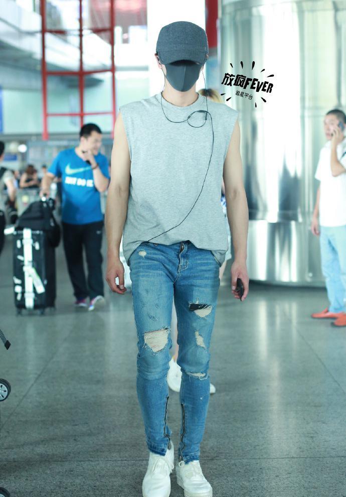 想不到华晨宇的身材这么好! 裤子那么大的洞钱包都掉不下来