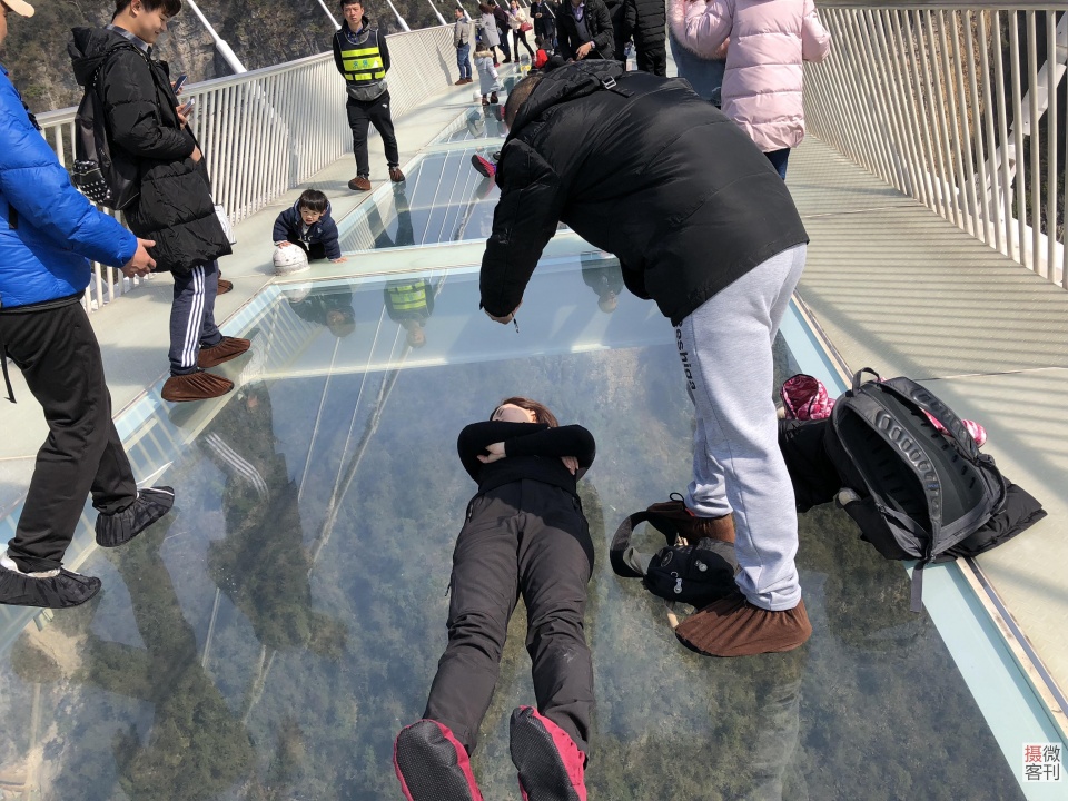游客数百米高空玻璃桥上各种嗨 姿势雷人