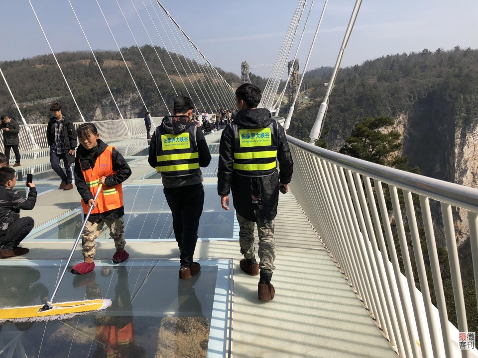 游客数百米高空玻璃桥上各种嗨 姿势雷人